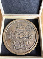 Auktion 358 / Los 15102 <br>massive runde Bronzeplatte "Opsail 1976 in Holzkasten, D-19 cm