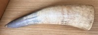 Auktion 358 / Los 15103 <br>altes Horn mit Initialien, wohl Dengelsten (Sensen-Schleifstein) Halter, L-22 cm