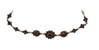 Auktion 371<br>Granat-Armband, &auml;lter, undeutl. gepunzt, &auml;lter, Gold um 8ct (gepr.), ca. 6,4gr., L-17cm