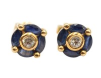 Auktion 359 / Los 1014 <br>Paar Ohrstecker, 18 Karat GG, je mit weissen Saphiren von ca. 0,1ct umringt von  Blauen-Saphiren, zus ca, 4,6gr., D-0,87cm