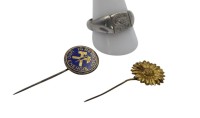 Auktion 359 / Los 7005 <br>Ring sowie 2 Nadeln,  Ring beschriftet"Tatar  HG 1944), Edelsweissnandel und IG Bergbau