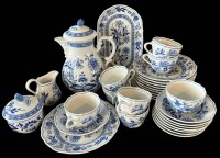 Auktion 359 / Los 8001 <br>umfangreiches Kaffeeservice "Hutschenreuther" Löwenmarke,  Zwiebelmuster, Kaffeekern mit kl. Tablett, 8 Tassen mit U.T., 10 Kuchenteller, zus. 30 Teile, guter Zustand,