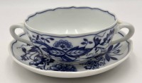 Auktion 359 / Los 8003 <br>Suppentasse mit U.T. "Hutschenreuther" Zwiebelmuster