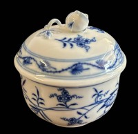 Auktion 359<br>Zuckerdose "Meissen" Zwiebelmuster, 1.Wahl, H-8 cm