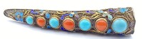 Auktion 359 / Los 1021 <br>Filigraner chinesischer Nagelschutz aus Silber, besetzt mit roten und blauen Steinen, Fassung mit mehrfarbiger Emaille, L- 8,8cm, 17g.