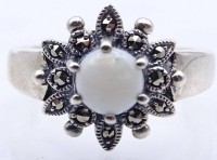 Auktion 359 / Los 1028 <br>Ring mit Opal Cabuchon und Markasiten, 925er-Silber, RG 54, 5,5 gr.,