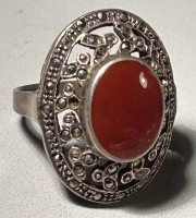 Auktion 359 / Los 1029 <br>Silber-Ring mit Karneol und Markasiten, eine fehlt,  älter,  ca. 8gr., RG 56.