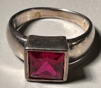 Auktion 359 / Los 1030 <br>925er Silber Ring mit einem roten Farbstein, 4,9g., RG 55