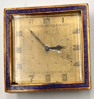 Auktion 359 / Los 2004 <br>mechan. Messing-Tischwecker, Rand blau emailliert, ungepflegt, aber Werk läuft, 7,5x7,5 cm