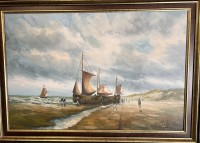 Auktion 359 / Los 4003 <br>unleserl. signiert "Fischerboote am Strand mit Figuren" Öl/Leinen, gerahmt, RG  75x102 cm, (Versand Sperrgut)