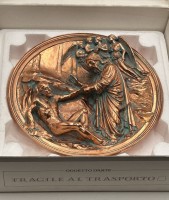 Auktion 359 / Los 9002 <br>Vintage Sammelteller "La porta del Paradiso", Studio Dante di Volteradic, H-6 cm, D-22 cm, Reliefdarstellung einer  Reproduktion der Osttür des Baptisteriums in Florenz von Meister Lorenzo Ghiberti., 1449, in Orig. Karton, limitierte Auflage, um 1990