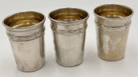 Auktion 359 / Los 11002 <br>3x Vodkabecher, Alpacca, Kreuzbanddekor, innen vergoldet, H-4,4 cm