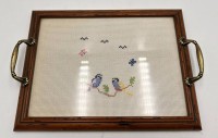 Auktion 359 / Los 15001 <br>kl. Serviertablett, Holz mit Messinggriffen, Glas mit bestickten Tuch, 29x21 cm