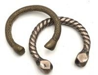 Auktion 359 / Los 15003 <br>2x div. Bronze Manille, 7x7 und 6x6 cm