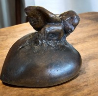 Auktion 359 / Los 15004 <br>Sabine Hoppe, Bronze, Putto auf Herz, Nr. 3/12, 1997, Gieserei Barth-Rinteln,  24x23 cm, 3,5 kg, Braunschweiger Bildhauerin, s. Google,