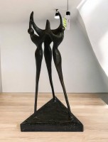 Auktion 359 / Los 15005 <br>Corry AMMERLAAN-VAN NIEKERK (1947)  "Samenwerking op niveau" Bronze auf  Marmorstand, H-24 cm