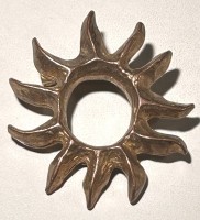 Auktion 359 / Los 1045 <br>schwere Bronze-Brosche Helena Rubinstein, Sonne, 4,5x4 cm