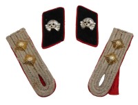 Auktion 359 / Los 7016 <br>Paar Kragenspiegel und Schutlerstücke, SS-Panzer, wohl Sammleranfertigungen.