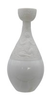 Auktion 359 / Los 8013 <br>Vase, reliefiert,  Weißporzellan, Ronsethal, Björn Wiinblad, Die Zauberflöte, ca. H-15,5cm