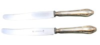 Auktion 359 / Los 11004 <br>2x Messer, Silbergriffe, Ziermonogramm, ca. L-25,5cm
