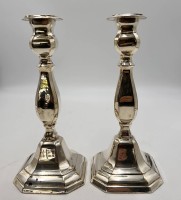 Auktion 359 / Los 11006 <br>Paar hohe Leuchter, plated, kl. Roststellen?, h-25 cm, undeutlich gemarkt