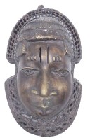 Auktion 359 / Los 15010 <br>gr. Benin-Bronzekopf eines Königs, 20.Jhd., 36x21 cm