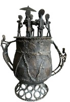 Auktion 359 / Los 15011 <br>vielfigürliche Benin Bronze, Gefäss mit Deckel und Griffen, wohl 20.Jhd., H-27 cm, B-22 cm
