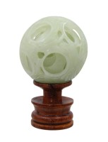 Auktion 359 / Los 15502 <br>chinesische Wunderkugel auf Holzstand, Jade ?, H-12cm ca. D-7cm