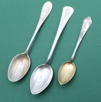 Auktion 359 / Los 11008 <br>2x alte Kaffeelöffel sowie 1x Mokka, 800er Silber, zus. 39,4gr., je Ziermonogramm, teilw. Druckstellen, ca. L-11,2 &gt; 14,3cm