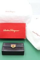 Auktion 359 / Los 13004 <br>kl. Damenhandtasche, Salvatore Ferragano, schwarz, gute Erhaltung, 12 x 19,5cm, orig. Karton und Schutzbeutel