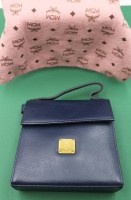 Auktion 359 / Los 13007 <br>Damen-Handtsche, MCM München, Nr. B5307, blaues Leder, guter Zustand, anbei Schutztasche, ca. 17 x 17cm
