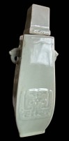 Auktion 359 / Los 15503 <br>Chinesische Seladon Longquan Porzellan Weinflasche , seitl. Elefantenköpfe, H-25 cm