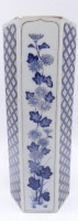 Auktion 359 / Los 15507 <br>6 eckige China Vase mit Blaumalerei, H-23 cm, D-8 cm