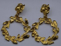 Auktion 371<br>Paar gr. Modeschmuck-Ohrclipse, vergoldet, Yves Saint Laurent ? nur "A" gemarkt, H-ca. 11 cm, ca. 68 gr.