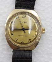 Auktion 359 / Los 2021 <br>Herrenarmbanduhr, Ruhla, GDR, Handaufzug, Tragespuren, Werk läuft, ca.  3,7 x 3,3cm.