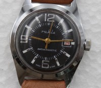 Auktion 359 / Los 2024 <br>Herrenarmbanduhr, Ruhla, GDR, Handaufzug, Werk läuft,  Lederband, leichte Tragespuren, D-3,5cm.