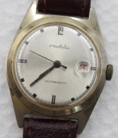 Auktion 359 / Los 2025 <br>Herrenarmbanduhr, Ruhla, GDR, Handaufzug, Werk läuft, Tragespuren, Lederband, D-3,4cm.