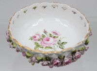 Auktion 359 / Los 8016 <br>Schale auf 3 Füssen, Schierholz, umlaufend aufgesetzte plast. Blüten, diese mehrfach bestossen, H-8cm D-18cm