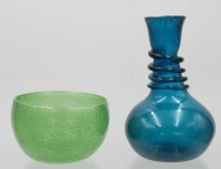 Auktion 359 / Los 10003 <br>blaue Vase mit Fadenauflage sowie grüne Schaumglas-Schale, ca. H-12,5cm u. H-5,5cm