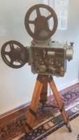 Auktion 359<br>gr. Filmvorführ-Projektor. UdSSR, KH15/600, auf Stativ, Funktion nicht geprüft, ca. H-83cm B-95cm T-35cm ohne Stativ.