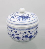 Auktion 359 / Los 8017 <br>gr. Deckeldose, Kaiser, handgemaltes Zwiebelmuster, ca. H-13cm D-12cm