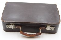 Auktion 359 / Los 13013 <br>Kinder-Handkoffer, braunes Leder, älter, Alters-u. Gebrauchsspuren (Naht lose), ca. 10 x 36 x 21,5cm
