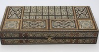 Auktion 359 / Los 15031 <br>Schach/Back-Gammon-Spielekasten, Persien 20.Jhd., Holz, intarsiert, Kasten geschlossen H-7cm B-40cm T-20cm, leichte Gebrauchsspuren