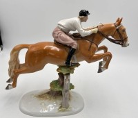 Auktion 359 / Los 8019 <br>Reiterin auf  springenden Pferd "Rosenthal" Kunstabteilung Selb, bemalt, Mod. Nr. 1685, eine Pferde-Ohrspitze minimal bestossen, H-25 cm, L-30 cm