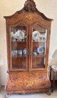 Auktion 359 / Los 14007 <br>Barockstil-Vitrine um 1920, Wurzelfurnier und Blumenintarsien, Gebrauchsspuren (ohne Inhalt), H-220 cm, B-115 cm, T-45 cm