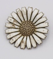 Auktion 359<br>Margerite-Brosche, Anton Michelsen, 925er Silber, Emaille beschädigt, D-3,2cm, 8,7gr.