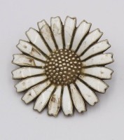 Auktion 362<br>Margerite-Brosche, Anton Michelsen, 925er Silber, Emaille beschädigt, D-3,2cm, 8,7gr.