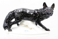 Auktion 359 / Los 8022 <br>Erich HÖSEL (1869-1951) für Meissen Porzellan,  Silberfuchs , farbig staffiert, Schwertermarke, 2 Schleifstriche, das linke Ohr und Schweifspitze geklebt, H-17cm L-24cm