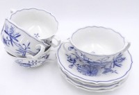 Auktion 359 / Los 8024 <br>4x "Meissen" Bouillontasse/Doppelhenkeltasse mit U.T, Zwiebelmuster, H-5,3 cm, D-10 cm, 2 .Wahl