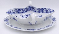 Auktion 359 / Los 8026 <br>gr. Sauciere n"Meissen" Zwiebelmuster, Doppelhenkel, H-10 cm, L-26 cm, Schwerter durchschliffen, Rand minim. Abplatzer